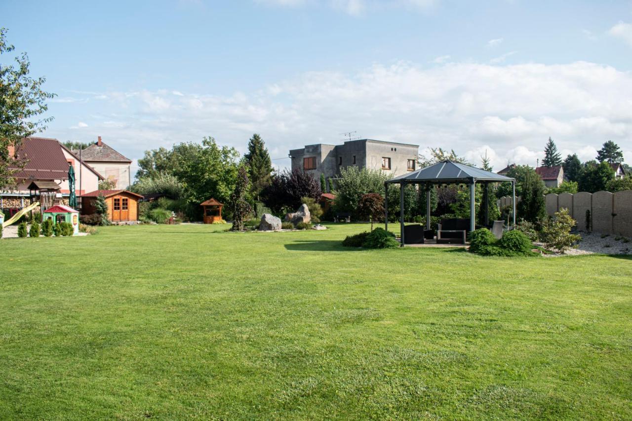 Hostinec A Penzion U Sv. Mikulase Hať Exteriör bild
