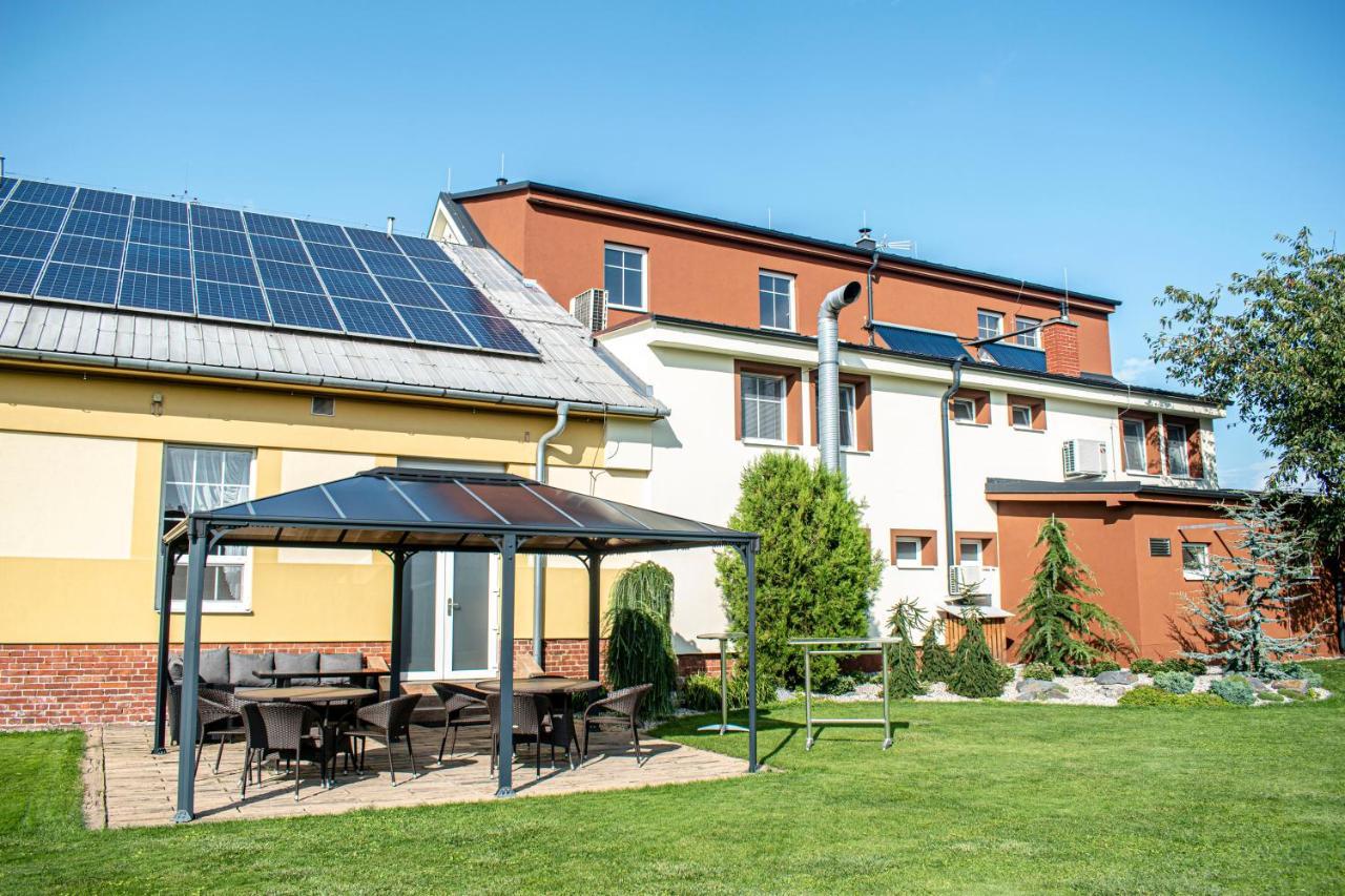 Hostinec A Penzion U Sv. Mikulase Hať Exteriör bild