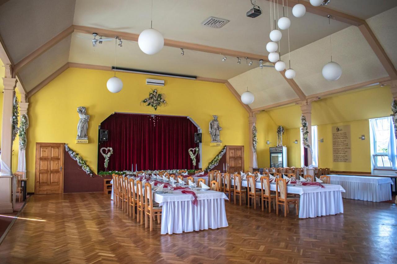 Hostinec A Penzion U Sv. Mikulase Hať Exteriör bild