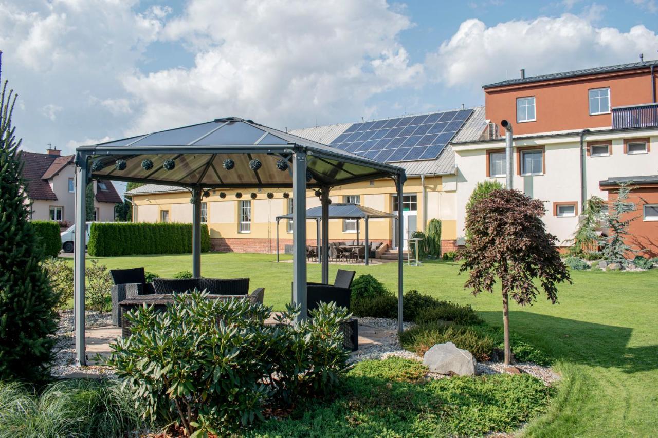 Hostinec A Penzion U Sv. Mikulase Hať Exteriör bild