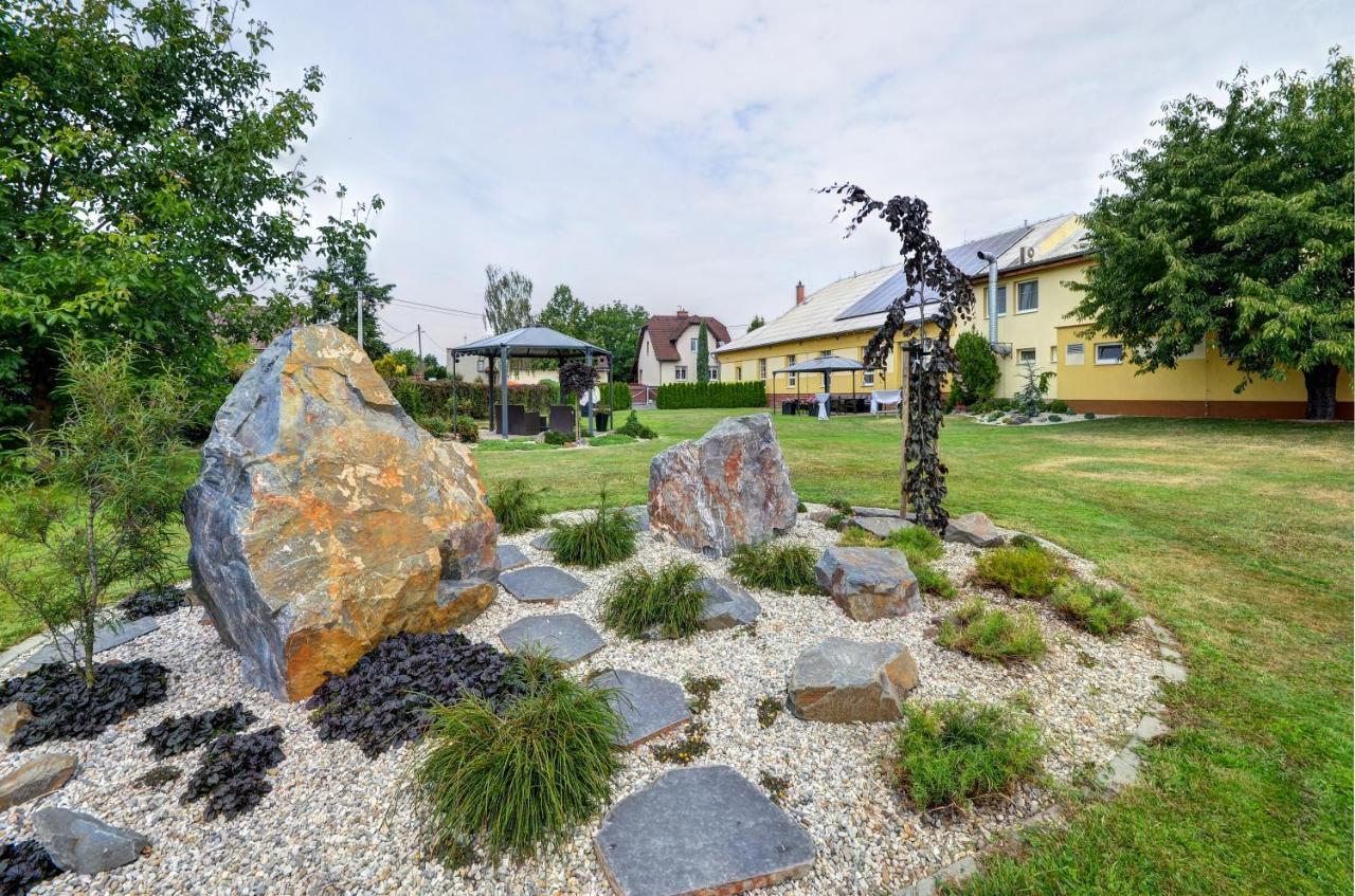 Hostinec A Penzion U Sv. Mikulase Hať Exteriör bild